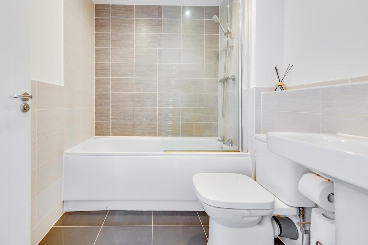 Spacious Double Bedroom In Guest Shared House