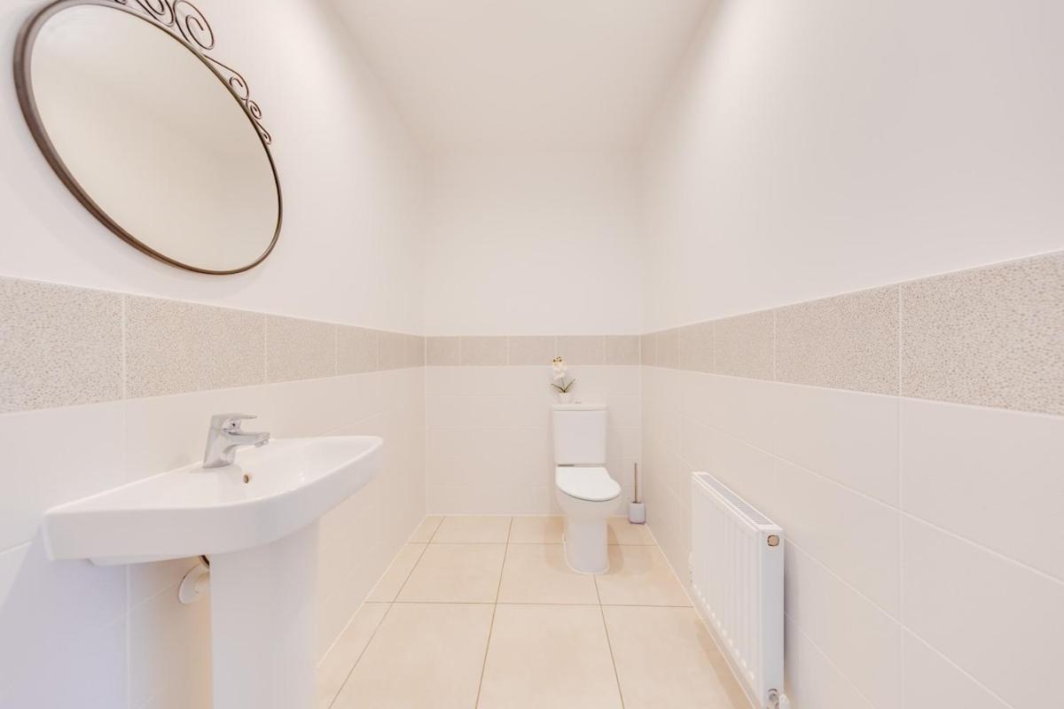 Spacious Double Bedroom In Guest Shared House Apartment
