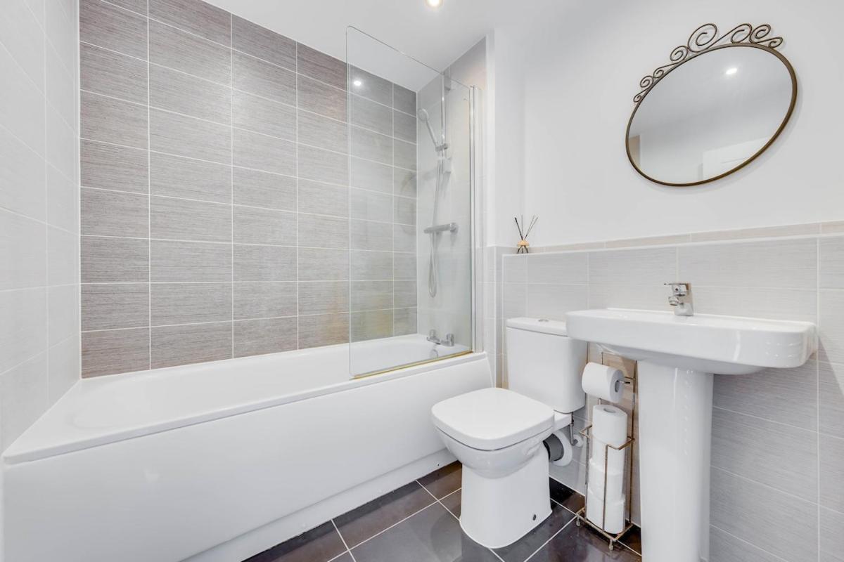 Apartment Spacious Double Bedroom In Guest Shared House
